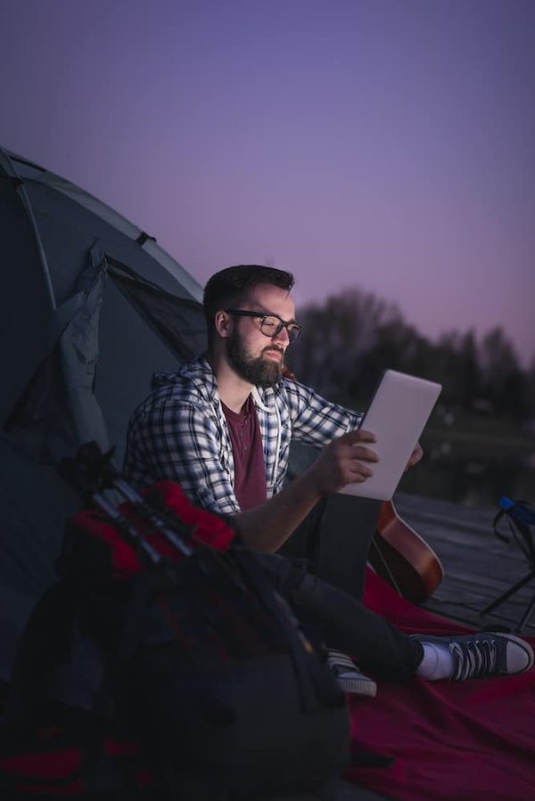 Comment planifier un voyage de camping axé sur l'observation des oiseaux chanteurs ?